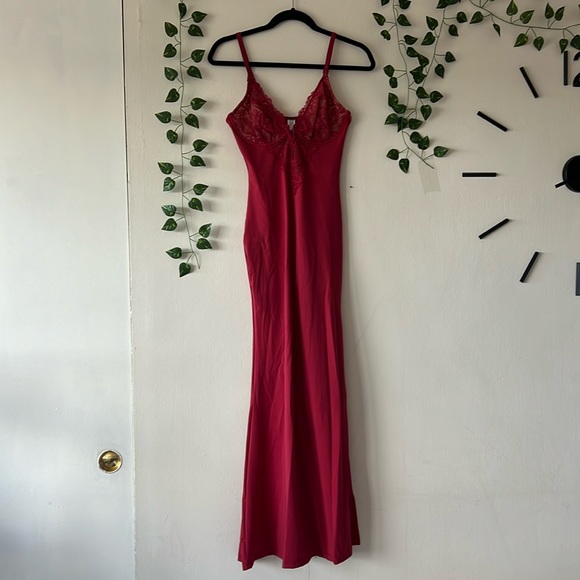 popilush Dresses & Skirts - Red popilush shapewear dress with slit on side and lace details